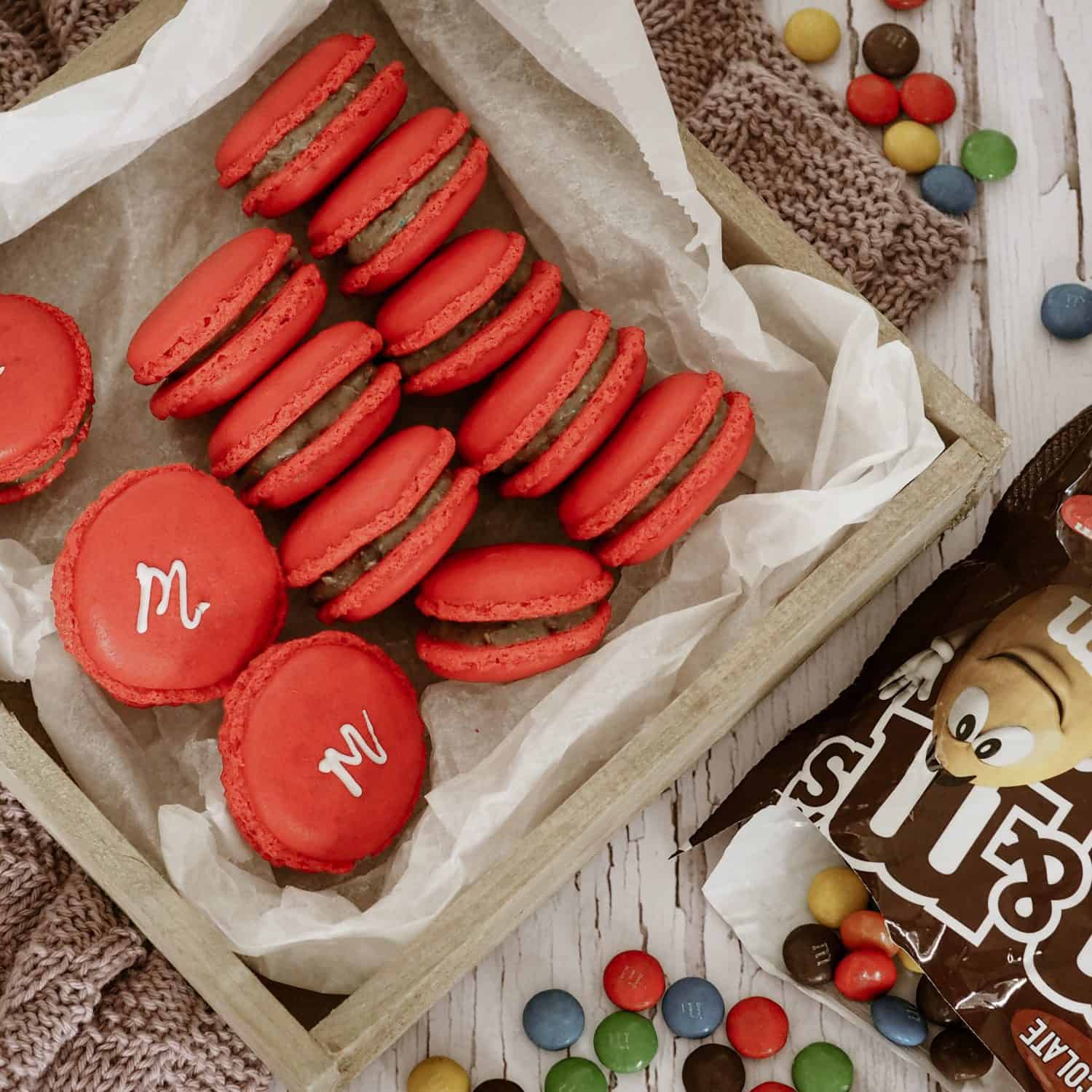 Chokolade macarons med M&M's