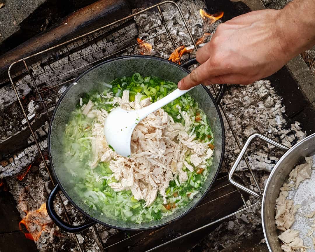 Kyllinge suppe på bål