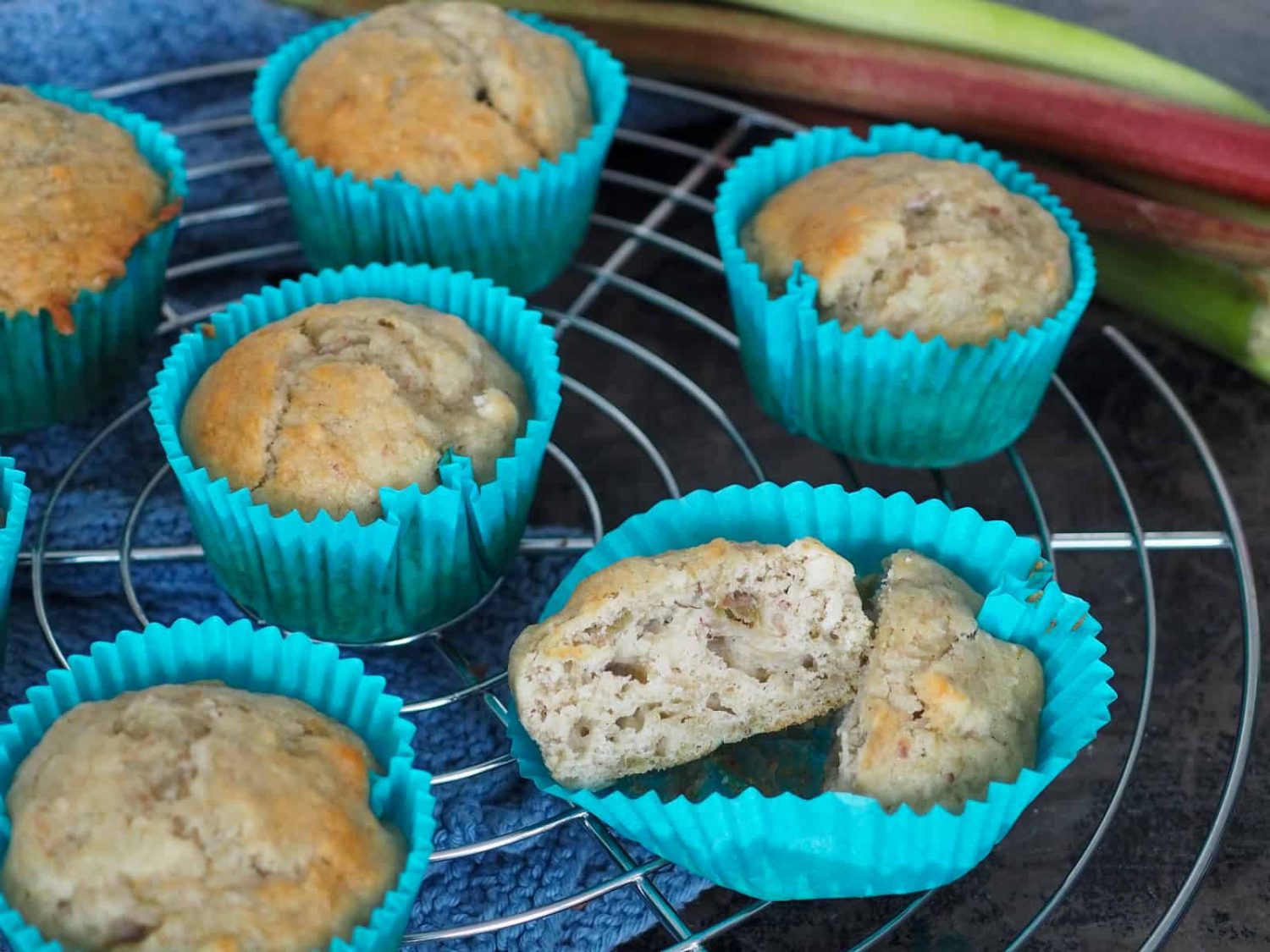 Rabarbersaft rester rabarbermuffins med marcipan