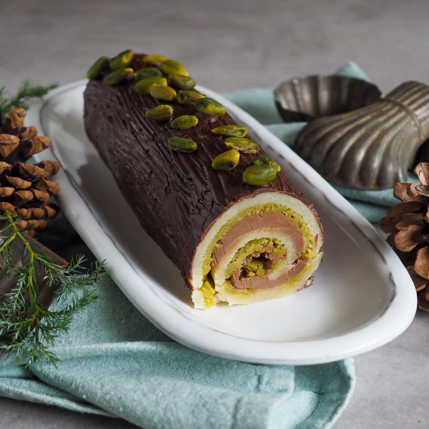 Marcipanroulade med nougat og pistacie