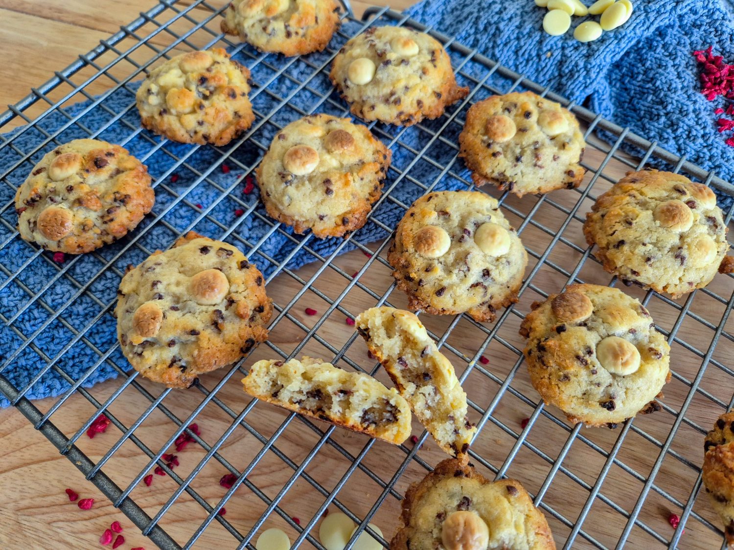 Cookies med hvid chokolade og hindbær